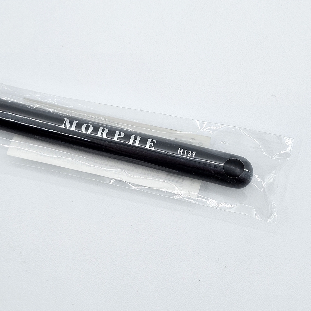 Morphe M139 Tapered Crease Blender Eyeshadow Brush - Picture 3 of 5